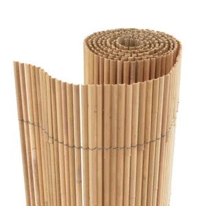 Rollizo de cañizo natural entrelazado con alambre, ideal para cerramientos, vallas, sombrajes y decoración en exteriores e interiores.