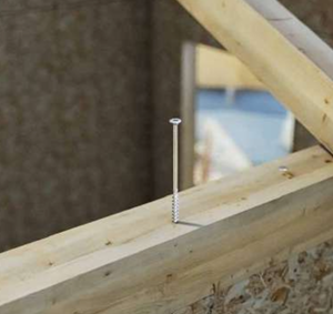 Tornillo para construcción de madera con rosca parcial, ideal para estructuras de carpintería y techos.