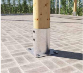 Base metálica de anclaje para postes de madera, asegurando una instalación firme y duradera en suelos de hormigón.