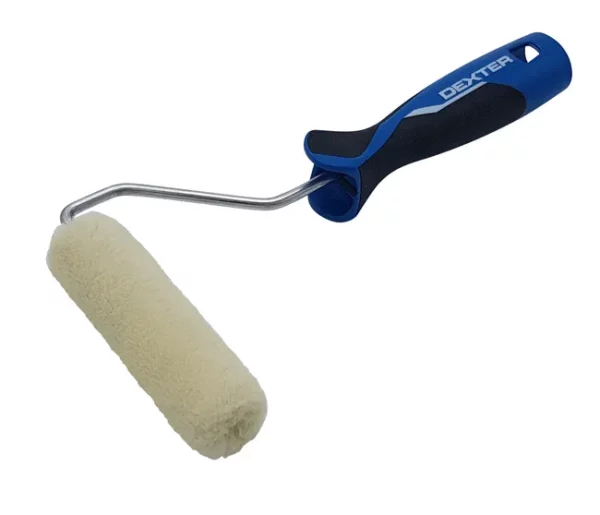 Rodillo de pintura Dexter con mango ergonómico y recubrimiento de felpa, diseñado para aplicar pintura en superficies lisas y rugosas con un acabado uniforme.