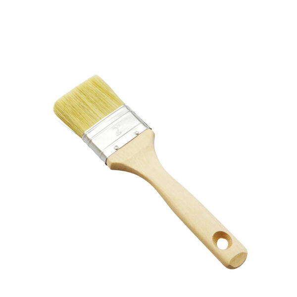 Brocha de cerdas sintéticas con mango de madera, ideal para pintar superficies de madera, metal y paredes, proporcionando un acabado uniforme y preciso.